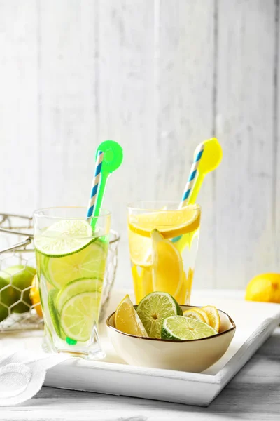 Coquetéis com frutas cítricas frescas em fundo de madeira — Fotografia de Stock