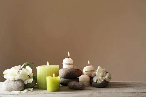 Hermosa composición con velas y piedras de spa — Foto de Stock