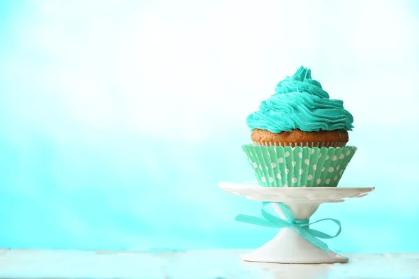 青の背景においしいカップケーキ — ストック写真