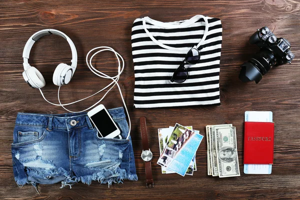 Conjunto de cosas de viaje sobre fondo de madera — Foto de Stock