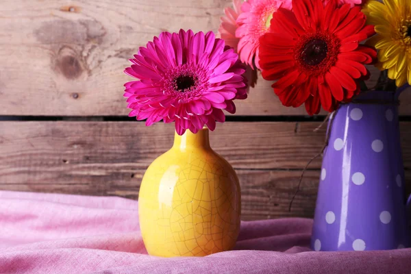 Ahşap arka plan üzerinde güzel parlak gerbera çiçekli natürmort — Stok fotoğraf