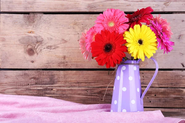 Stillleben mit schönen hellen Gerbera-Blumen auf Holzgrund — Stockfoto