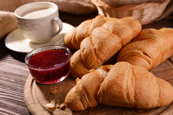 Deliciosos croissants na mesa close-up — Fotografia de Stock