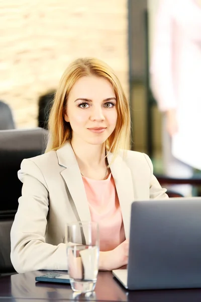 Affärskvinna i konferensrum — Stockfoto