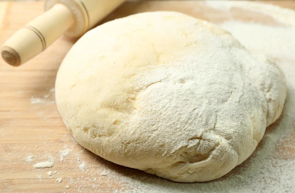 Masa en la tabla de cortar con rodillo de cerca — Foto de Stock