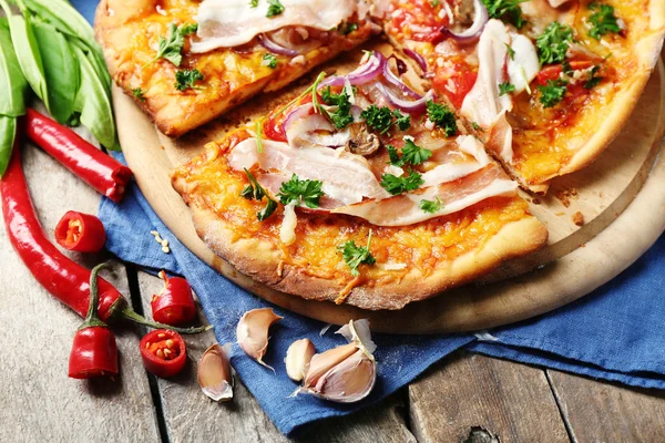 テーブルの上の野菜とおいしいピザをクローズ アップ — ストック写真