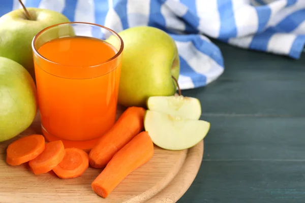 Glas av friska färsk juice av äpplen och morötter på trä bakgrund — Stockfoto