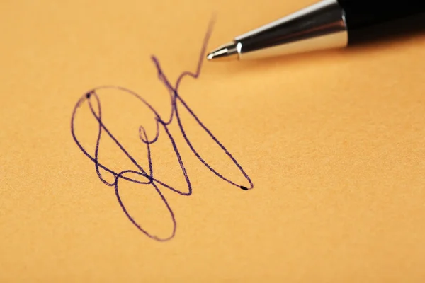 Ручка и подпись на бумажном фоне — стоковое фото
