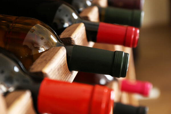 Полки с бутылками вина, крупным планом
