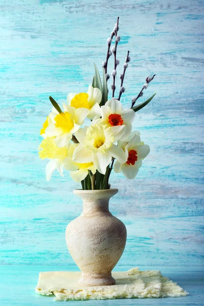 Flores frescas de narciso com raminhos de salgueiro em fundo de madeira — Fotografia de Stock