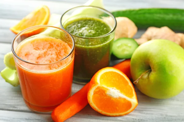 Surtido de jugos frescos saludables sobre fondo de mesa de madera — Foto de Stock