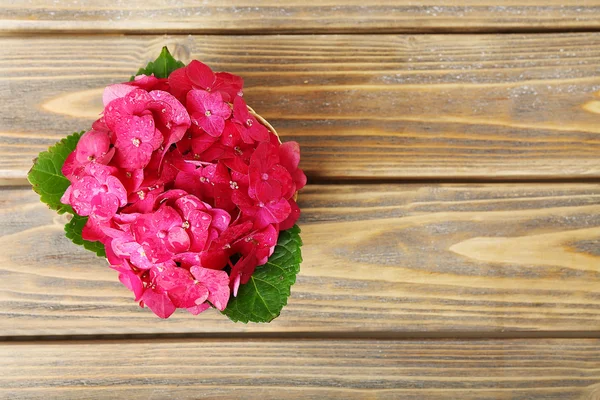 Schöne rosa Hortensienblüten auf Holztisch, Draufsicht — Stockfoto