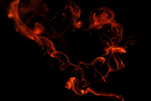 Цвет дыма от спички на темном фоне — стоковое фото