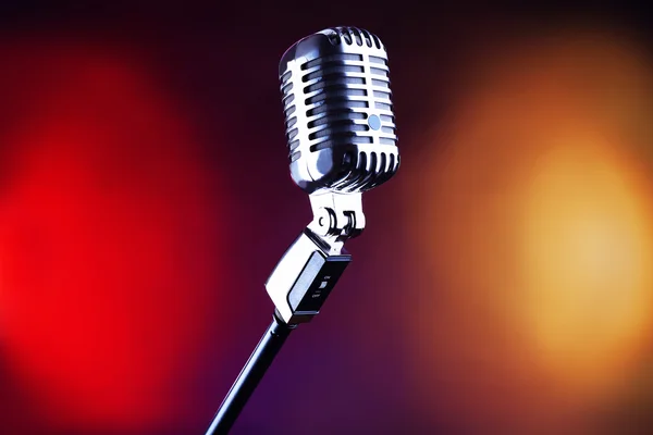 Retro mikrofon açık renkli arka plan bulanık — Stok fotoğraf