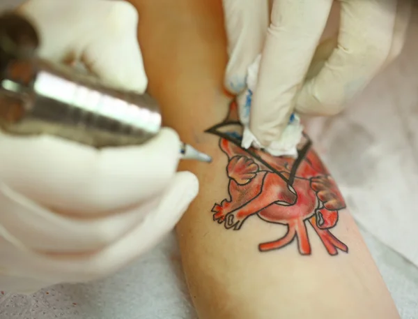 Tatuagem artista no trabalho, close-up — Fotografia de Stock