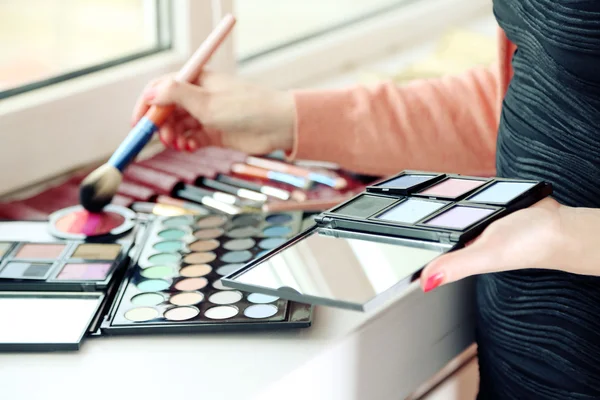 Artista de maquillaje femenino con cosméticos en primer plano de trabajo —  Fotos de Stock