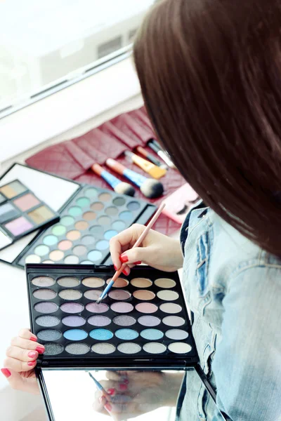 Artista de maquillaje femenino con cosméticos en primer plano de trabajo — Foto de Stock