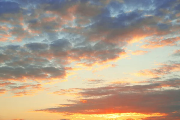 Adembenemend uitzicht op de zonsondergang bewolkte hemel — Stockfoto