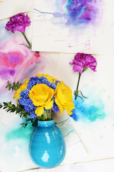 Belles fleurs en vase sur aquarelle esquisses vue de dessus arrière-plan — Photo