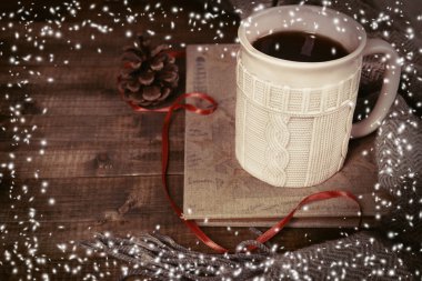 Çay tablo yakın çekim üzerinde kitapla