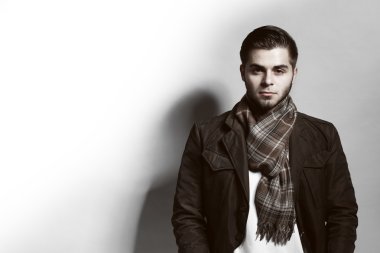 Gri Arkaplanda Genç Bir Adamın Portresi