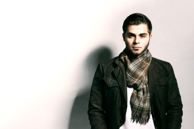 Gri Arkaplanda Genç Bir Adamın Portresi