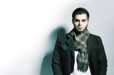 Gri Arkaplanda Genç Bir Adamın Portresi