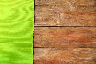 Tahta masadaki peçete.