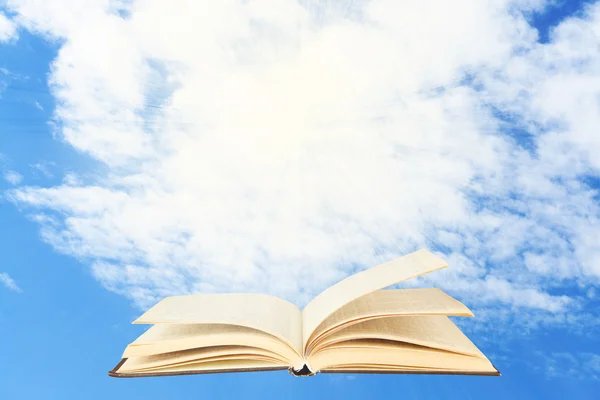 Öppnade bok om himmel bakgrund — Stockfoto