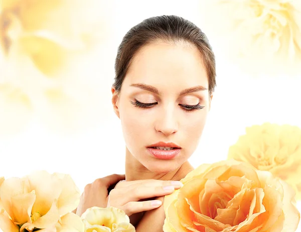 Belle jeune femme et grandes fleurs oranges isolées sur blanc — Photo