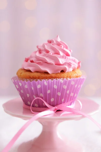 Manis cupcake di atas meja di latar belakang cahaya — Stok Foto