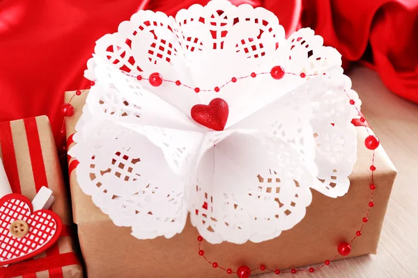 Handgemaakte gift op de dag van de Valentijnskaart, close-up — Stockfoto