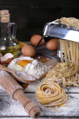 Metal pasta maker Makina ve makarna üzerine ahşap arka plan için malzemeler