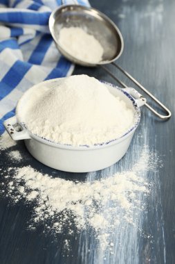 Elek üzerinde ahşap masa, closeup aracılığıyla eleme un