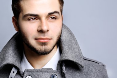 ceket gri arka plan üzerinde genç adam