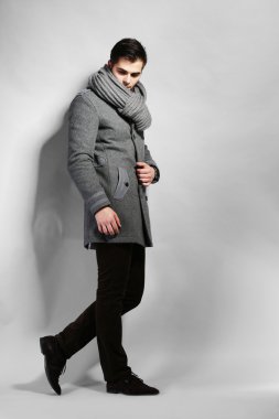 ceket gri arka plan üzerinde genç adam