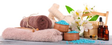 Spa natürmort çiçek ahşap tablo üzerinde beyaz izole