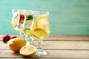 Farklı ev yapımı tazelik sağlıklı vitamini takviye edilmiş su bardak ahşap tablo