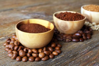 Kahve ahşap arka plan üzerinde küçük yemekler çeşitli