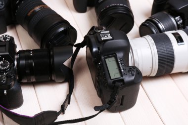 ahşap masa, closeup üzerinde modern kameralar