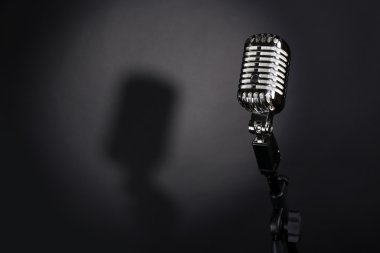 Gri arka plan üzerinde Retro gümüş mikrofon