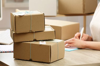 Postanede çalışan kadın