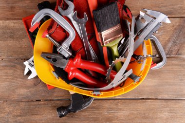 kask ahşap arka plan üzerinde inşaat araçları