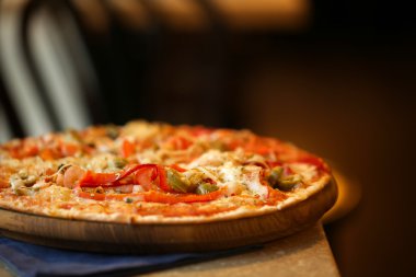 Kafede masada lezzetli pizza