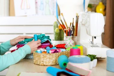 Terzi eller - iş akışı, yakın çekim