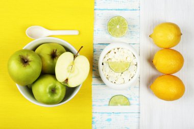 Elma, peynir ve ahşap masa üstüne limon görüntüleyin