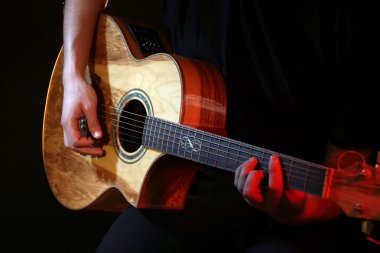 genç adam akustik gitar çalmaya yakın çekim