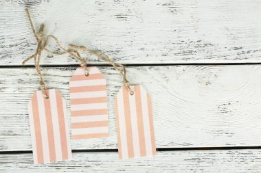 Ahşap arka plan boş etiketleri