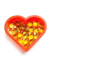 Balık yağı, üzerinde beyaz izole kalp
