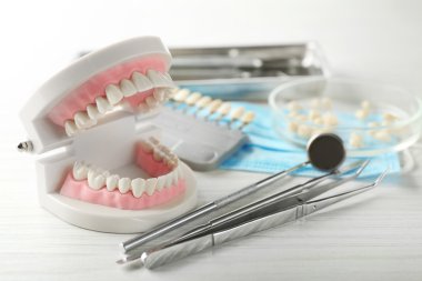 Beyaz dişler ve diş aletleri üzerinde tablo arka planı